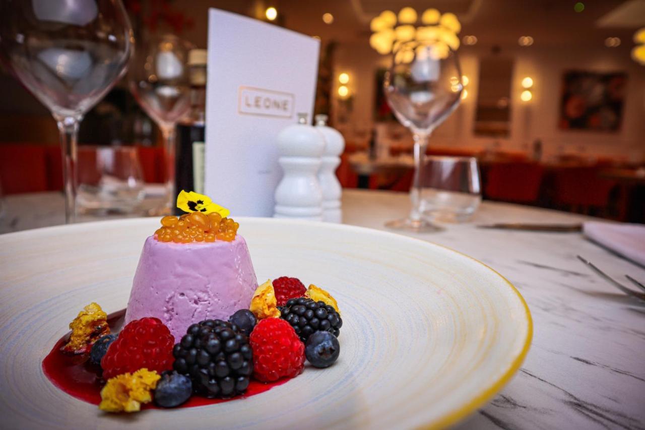 Lion & Swan Hotel Congleton Dış mekan fotoğraf A dessert at Leoni